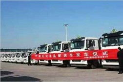  程力重汽26臺油罐車交付中石化